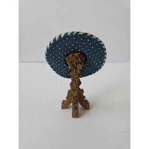 SANDY LYNAM CLOUGH COLLECT. SUZETTE DAISY BLUE STRIPE RESIN HAT WITH ROSE STAND